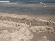 Sandburg und Badespa im Ostseewasser: Urlaub auf Usedom.