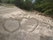 Inschrift im Sand: Romantik im Usedom-Urlaub.
