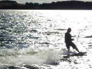 Achterwasser bei ckeritz: Kiter im Sonnenlicht.