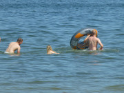 Khlendes Nass: Ein Bad im Ostseewasser.