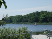 Strandpromenade von Klpinsee: Am Wasser sitzen.