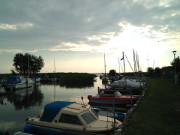 Nach einem Tag auf dem Wasser: Einfahrt in den Loddiner Hafen.