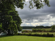 Fischer- und Bauerndorf Stoben: Wolken ber dem Schmollensee.