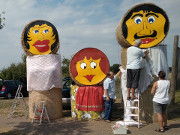 Heimatverein Loddin: Schmcken der Erntefestpuppen.