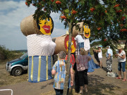 Vorbereitung auf das Loddiner Erntefest: Die Puppen.