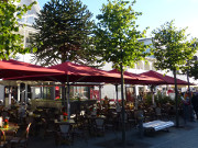 Lange Schatten: An der Strandpromenade von Binz am Abend.