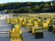 Verlassen: Strandkrbe auf dem abendlichen Strand von Binz.