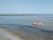 Auf dem Meer: Mit der Luftmatratze in der Sonne.