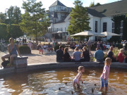 Spa mit Wasser und Musik: Kinder im Brunnen auf dem Kurplatz.