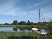 Zwischen Koserow und Zempin: Segelboot an der Rieck.