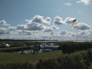 Wassersport auf Usedom: Achterwasserhafen von Koserow.