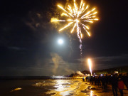 Staatsfeiertag: Feuerwerk an der Usedomer Ostseekste.