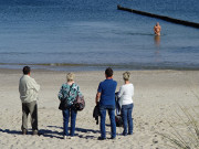 Unerwartetes Publikum: Verschmtes Abbaden bei Zempin.