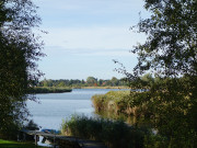 Durchblick: Bootsanleger an der Rieck zwischen Zempin und Koserow.