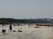 Mutige: Das wunderbare Wetter ldt noch immer zum Baden ein.