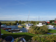 Ende eines langen Sommers: Sportboote im Achterwasserhafen von Koserow.