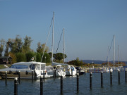 Letzte Boote: Herbst im Achterwasserhafen von Zinnowitz.