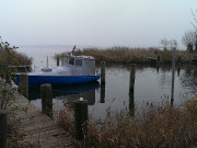 Nahe am Golfhotel in Balm: Bootsanleger am Achterwasser.