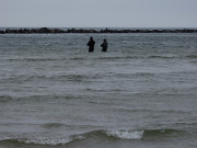 Zu Fen des Streckelsberges: Angler im kalten Ostseewasser.