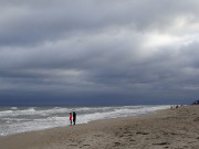 Dunkle Wolken ber Usedom: Seebad ckeritz zu Silvester.