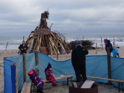 Silvestervorbereitungen: Groes Lagerfeuer am Ostseestrand.