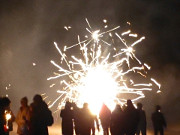 Publikum auf dem Ostseestrand: Friedliche Silvesterfeier.