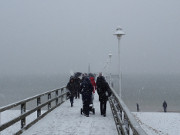 Auf der Seebrcke von Zinnowitz: Regen und Schneematsch.