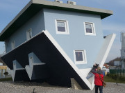 Hingucker: Kopfstehendes Haus im Ostseebad Trassenheide.