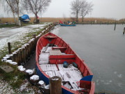 Schneereste: Achterwasserhafen des Seebades Loddin.