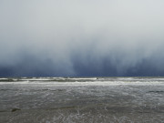 Schneewolken ber der Ostsee: Am Strand von ckeritz.