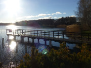 Steg im Sonnenschein: Der Klpinsee im Seebad Loddin.