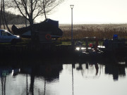 Fischerboot im Gegenlicht: Achterwasserhafen von Loddin.