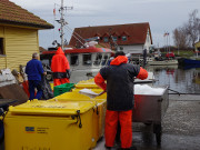 Fischkisten packen: Eis wird eingeschaufelt.