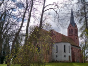 Erstes Grn auf Usedom: Im Kirchhof von Krummin.