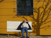 Erstes Sonnenbad: Windgeschtzer Platz an der Strandpromenade.