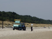 Der Strand wird gesiebt: Saisonvorbereitungen im Ostseebad Karlshagen.