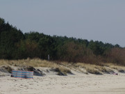 Erste Sonnenhungrige: Windfang auf dem Karlshagener Ostseestrand.