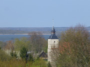 Dorfkirche von Benz: Schmollensee im Hintergrund.