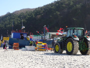 Fischkisten-Logistik: Fischer am Ostseestrand von Misdroy.