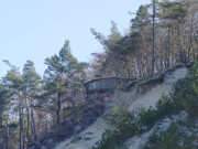 Hoch droben: Alter Bunker an der Kante der Steilkste.