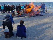 Osterurlaub auf Usedom: Osterfeuer am Ostseestrand.