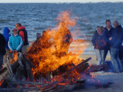 Feuer und Wasser: Osterfeuer auf dem Strand von Klpinsee.