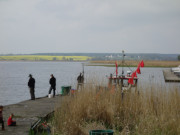 Ziemitz im Sden des Wolgaster Ortes: Angler am Peenestrom.