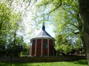 Schloss Griebenow bei Greifswald: Kapelle im ausgedehnten Schlosspark.