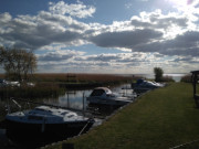 Aprilwetter im Mai: Dunkle Wolken ber dem Hafen Loddin.