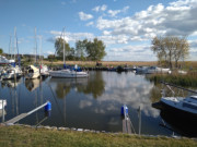 Reflexionen: Fischer- und Sportboote im Loddiner Hafen.