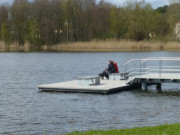 Auf dem Steg im Klpinsee: Strandpromenade von Loddin.