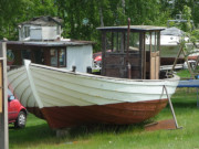 Fischerboot am Hafen: Zecherin am nrdlichen Peenestrom.