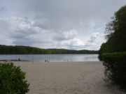 Sandstrand und dunkle Wolken: Am Wolgastsee bei Korswandt.