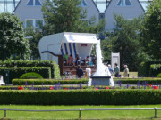 Riesen-Strandkorb: An der Seebrcke des Ostseebades Heringsdorf.